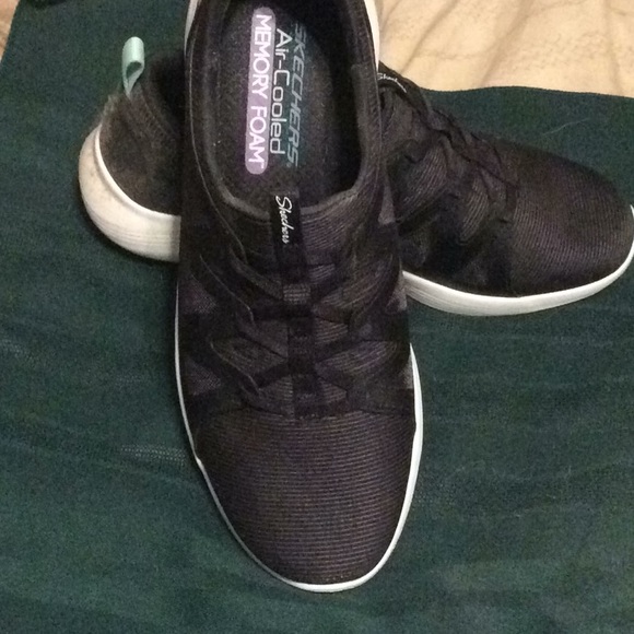 Sketchers Air-Cooled Memory Foam Shoes Size 9.5 - Picture 2 of 4